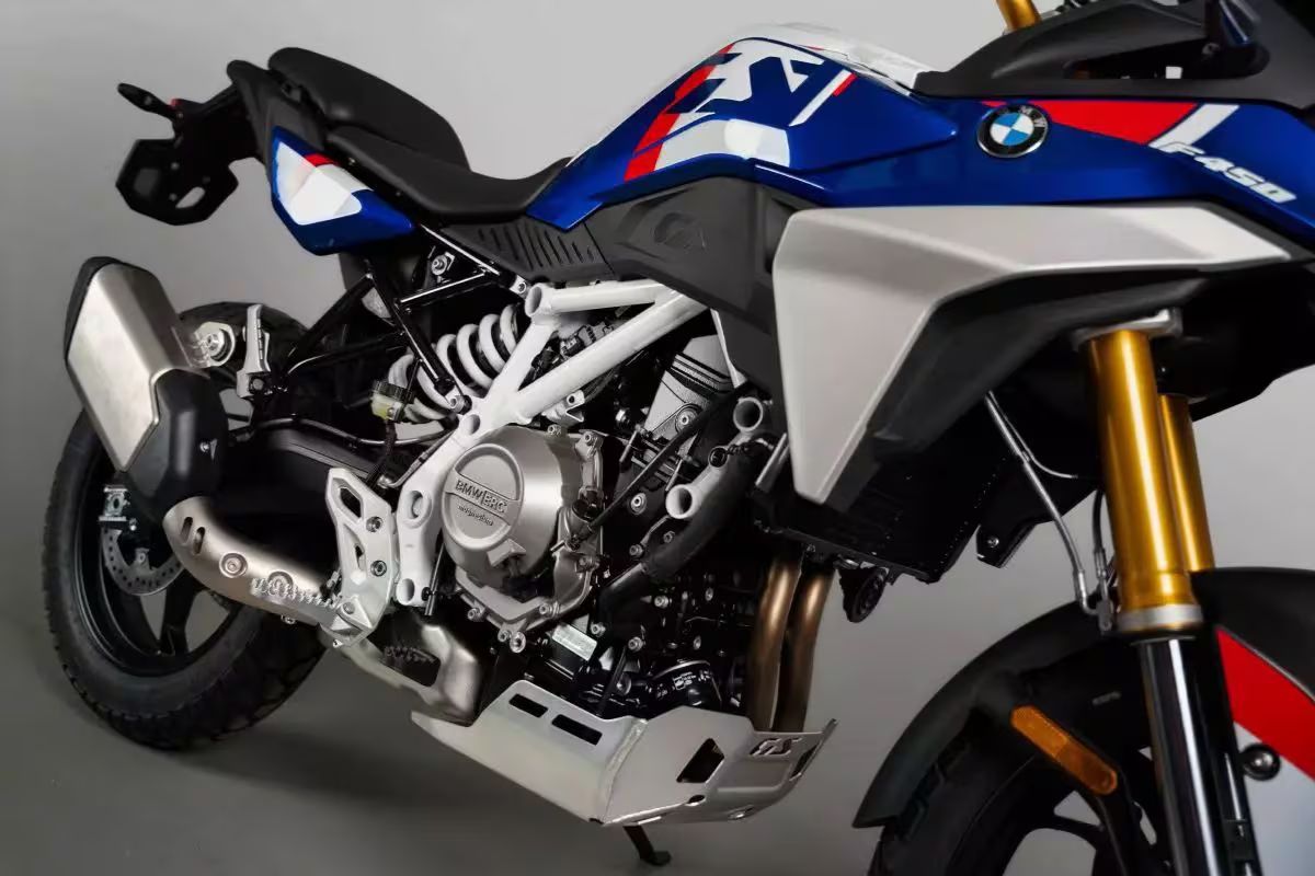 moto com emblema premium: entenda como BMW e Triumph fabricam com parceiras na Índia e na China, e o que muda em origem, motor e chassi na prática industrial.
