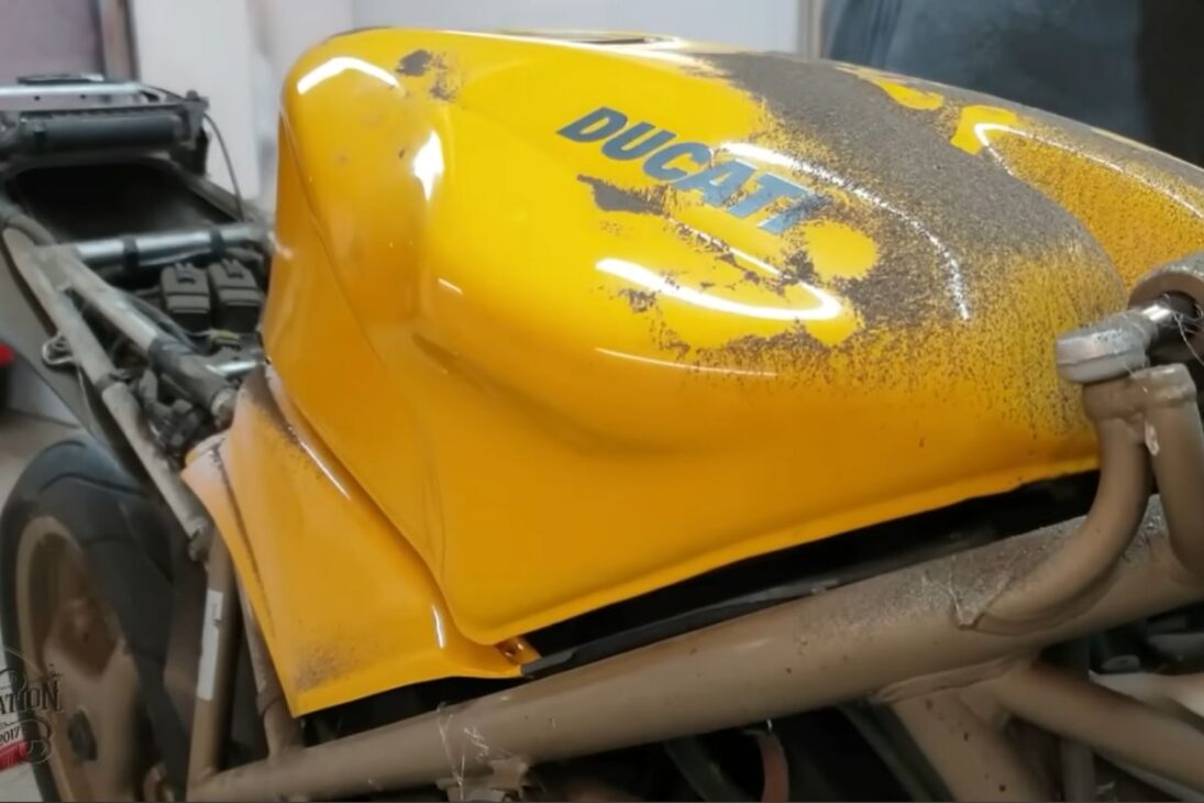 Moto Deportiva Rara Ducati 748 SPS Sale del Granero con Mecánica y Suspensión Rehechas para Volver a Roncar en la Pista.