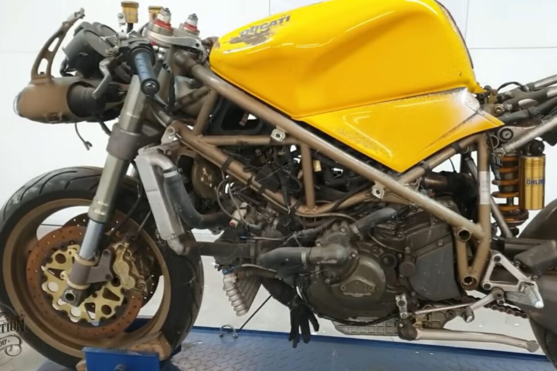 Moto Deportiva Rara Ducati 748 SPS Sale del Granero con Mecánica y Suspensión Rehechas para Volver a Roncar en la Pista.