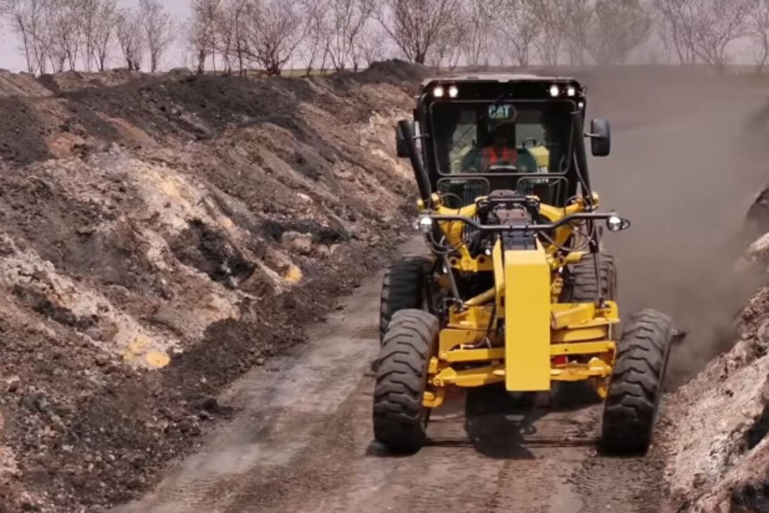 Cómo la motoniveladora usa chasis articulado, ruedas inclinadas y tandem trasero para dejar cualquier terreno realmente plano en obra o granja.