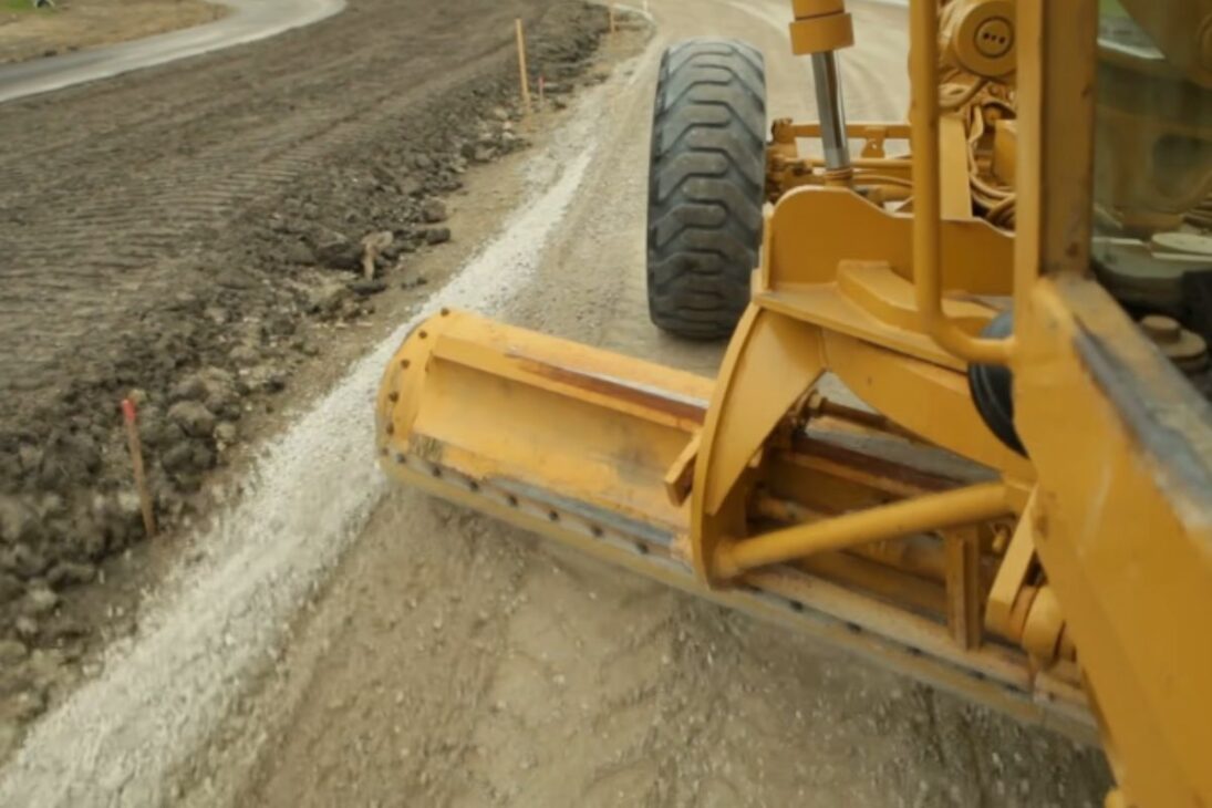 Cómo la motoniveladora usa chasis articulado, ruedas inclinadas y tandem trasero para dejar cualquier terreno realmente plano en obra o granja.