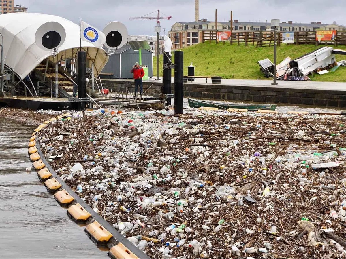 Movido a energia solar e da própria corrente do rio, o Mr. Trash Wheel já retirou mais de 2 milhões de quilos de lixo antes que alcançassem o oceano e virou símbolo da engenharia contra a poluição