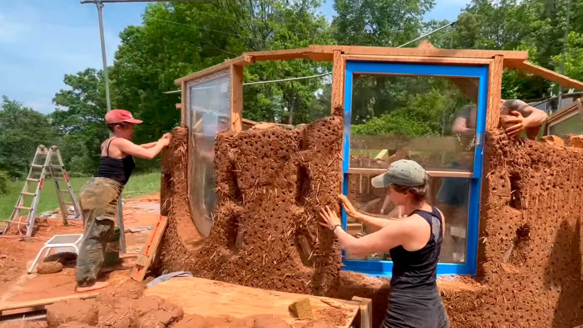 Mulher ergue casa de cob com fundação drenada com pedra e cascalho, mistura barro e palha na lona e fecha tudo com telhado vivo nas montanhas da Carolina do Norte, em 5 semanas