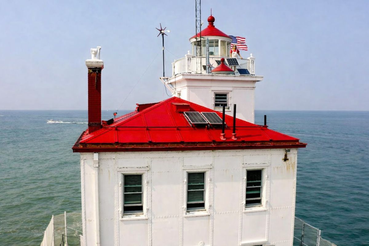 farol vira casa após reforma cara: energia própria, água de chuva e preservação definem a rotina sem carro de uma moradora em Ohio.