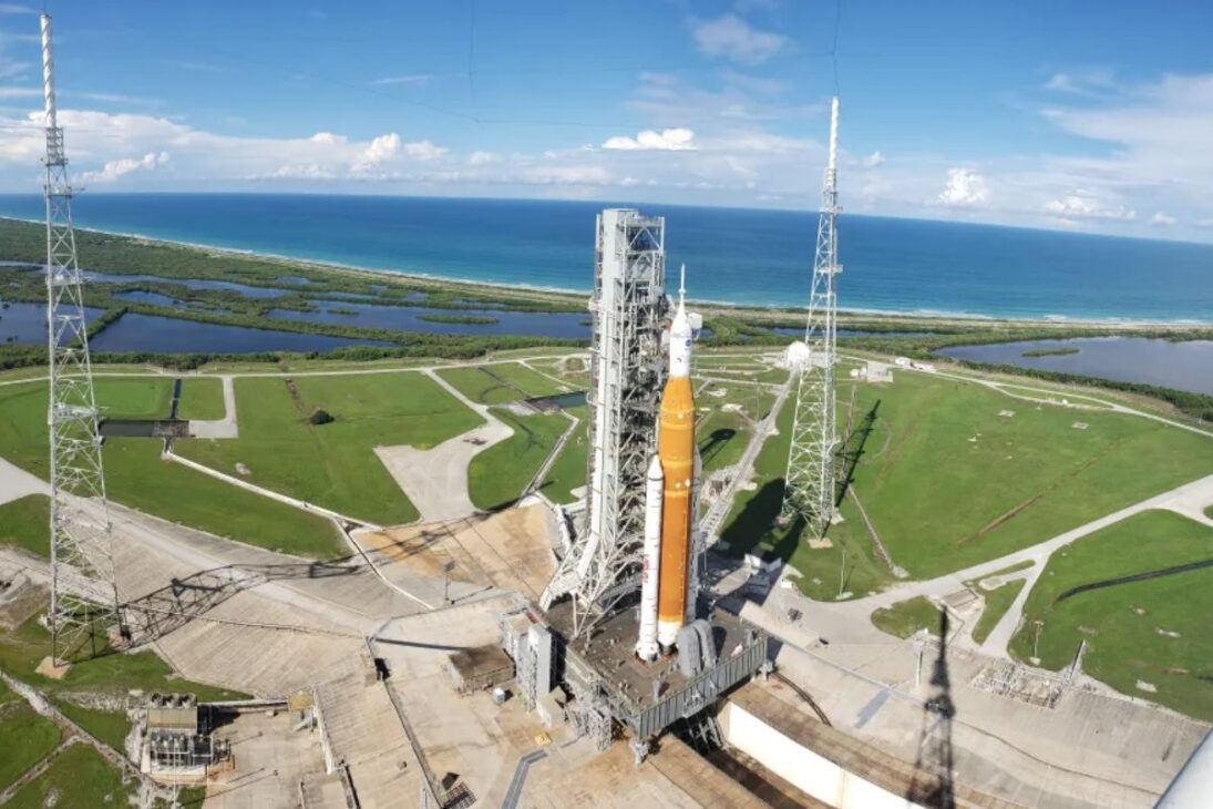 La NASA mueve el cohete gigante rumbo a la Luna: son 6,4 km hasta la plataforma 39B, en una operación lenta que marca el cambio hacia la campaña de lanzamiento.