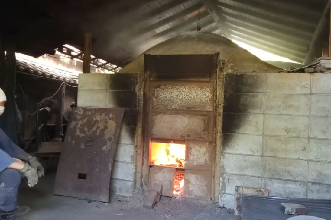 El carbón en Aichi revela cómo el horno, la madera, la temperatura y la carbonización controlada durante 7 días definen la calidad, rendimiento y humo, con enfriamiento de 4 a 5 días y clasificación en 11 grados para un uso culinario más estable.