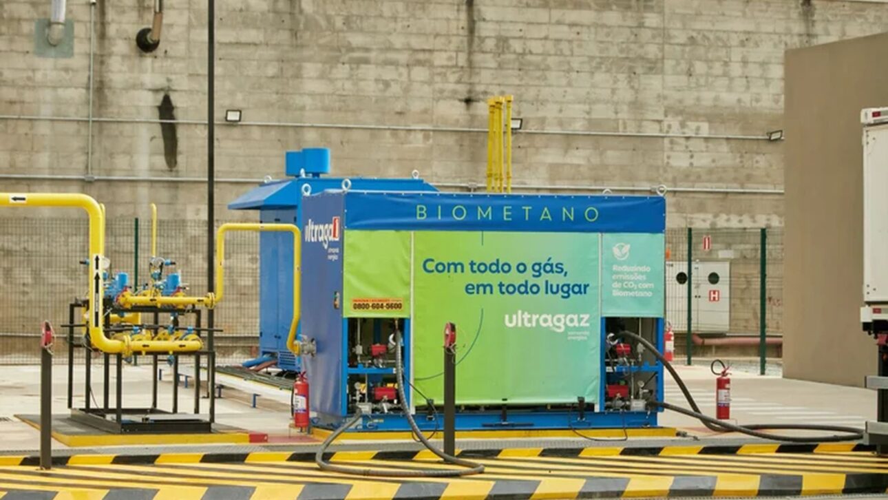 Estación de abastecimiento de biometano de Ultragaz instalada en área industrial con tuberías y equipos de gas.