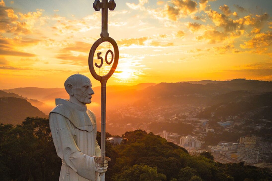 En el Morro Panorámico, el gigante de 37 metros del Monumento Frei Bruno aparece de Joaçaba y Herval d’Oeste, reúne mirador y museo desde 2008 y se ha convertido en referencia de paisaje en el Medio Oeste de Santa Catarina.