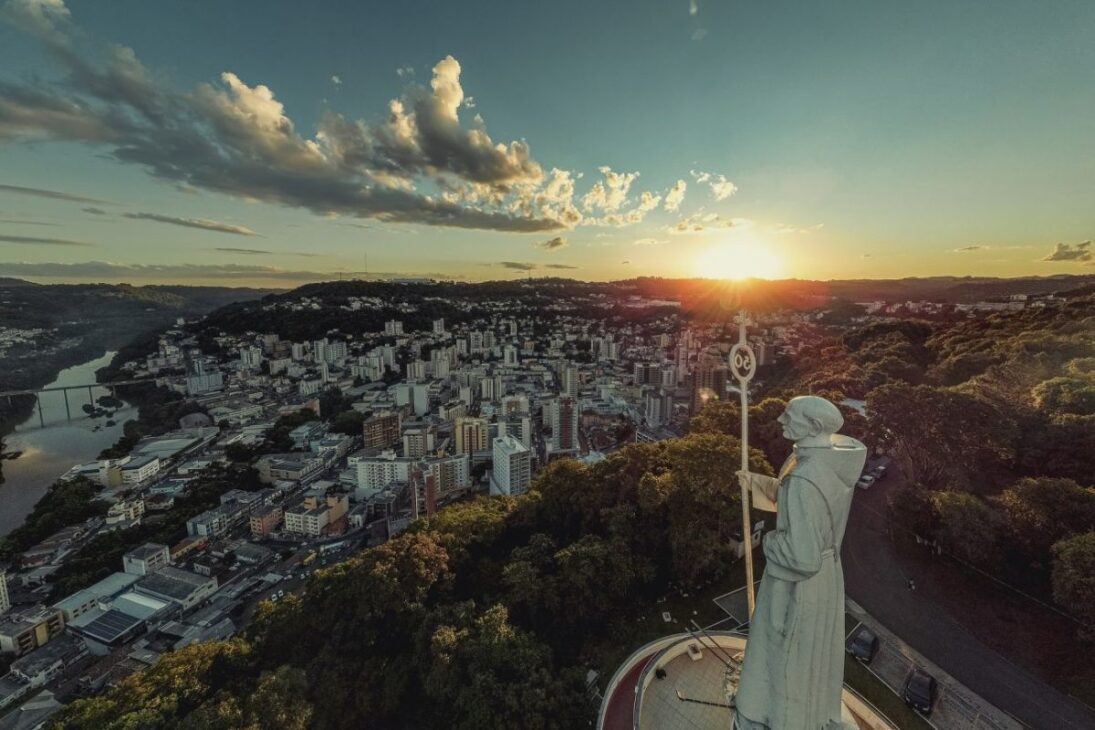 En el Morro Panorámico, el gigante de 37 metros del Monumento Frei Bruno aparece de Joaçaba y Herval d’Oeste, reúne mirador y museo desde 2008 y se ha convertido en referencia de paisaje en el Medio Oeste de Santa Catarina.