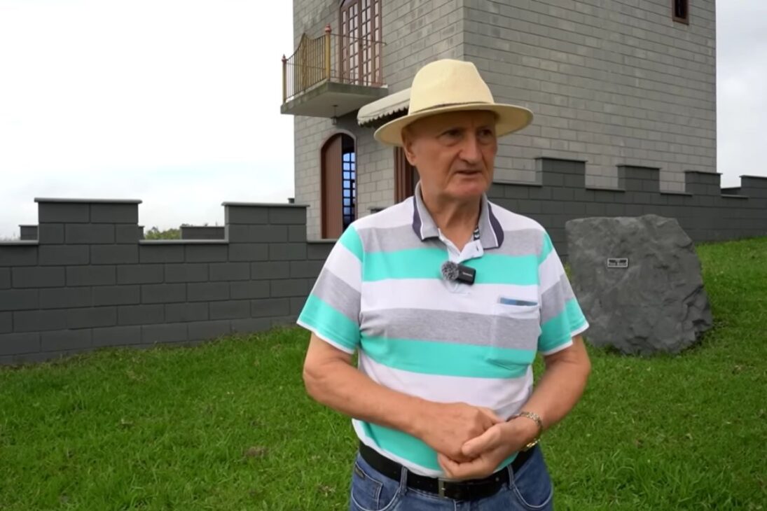 En Taió, Santa Catarina, el castillo de cinco pisos levantado por un padre de 82 años transforma números, símbolos y rutina en homenaje a Daís Bianca, uniendo memoria, arquitectura y objetos antiguos en un espacio privado que aún emociona.