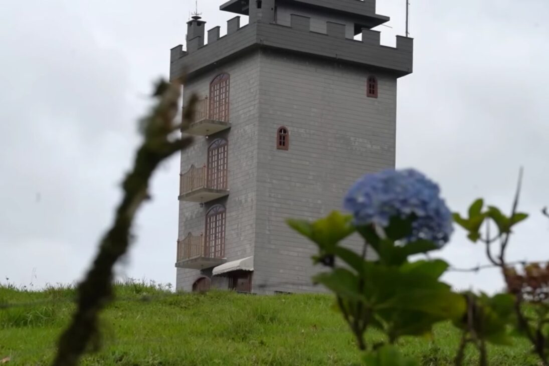 En Taió, Santa Catarina, el castillo de cinco pisos levantado por un padre de 82 años transforma números, símbolos y rutina en homenaje a Daís Bianca, uniendo memoria, arquitectura y objetos antiguos en un espacio privado que aún emociona.