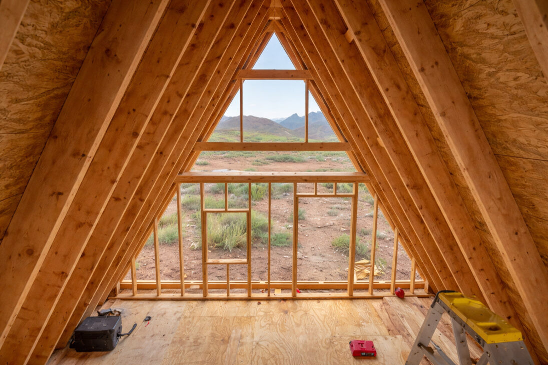 En Un Lugar Desértico, Un Americano Comienza Solo Con Suelo Expuesto Y Madera Bruta Y Transforma El Escenario Con Una Casa Triangular En Formato A Que Llama La Atención Por La Solución Estructural Enxuta