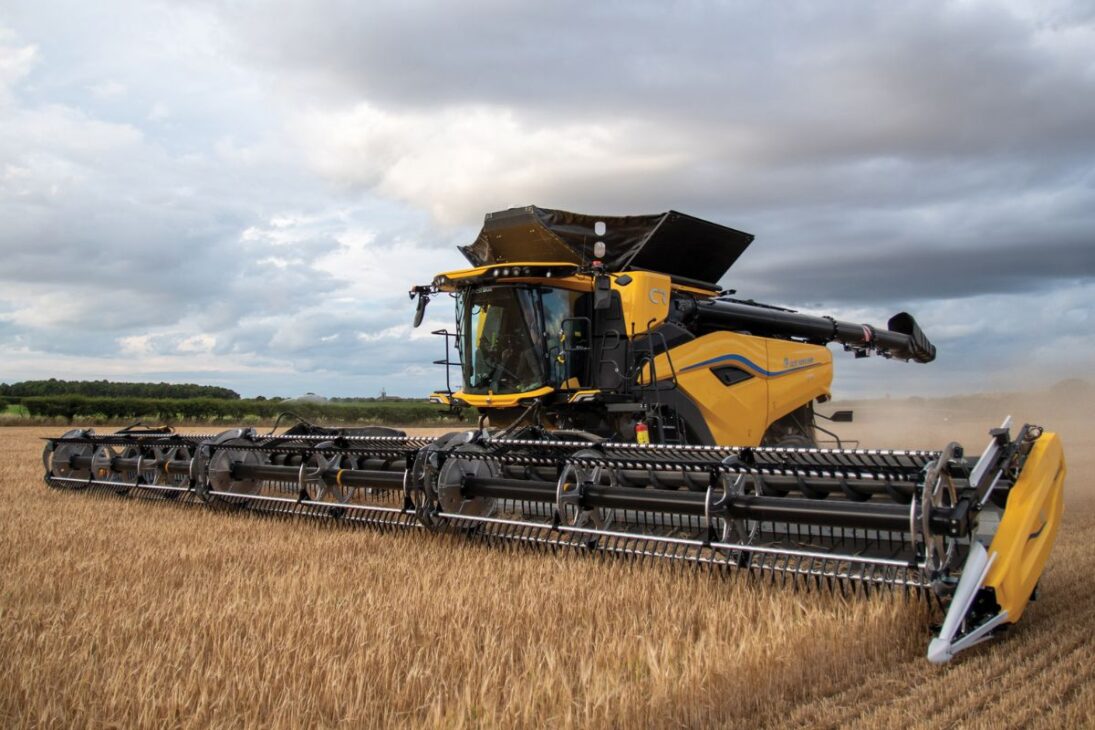 Máquinas Gigantes En El Agro Muestran Cómo Granjas De Gran Escala Elevan Rendimiento Con Cosechadora CR11, Ancho Extremo, Descarga Rápida Y Automatización En La Nueva Fase De La Mecanización Agrícola.