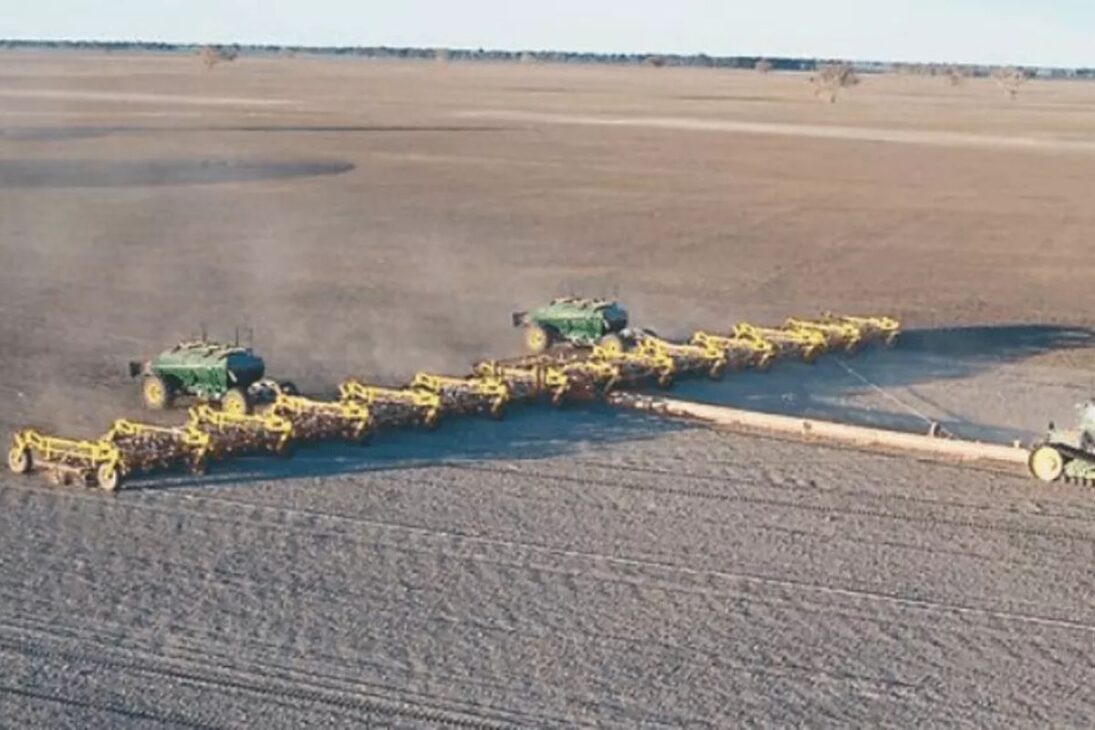 Máquinas Gigantes En El Agro Muestran Cómo Granjas De Gran Escala Elevan Rendimiento Con Cosechadora CR11, Ancho Extremo, Descarga Rápida Y Automatización En La Nueva Fase De La Mecanización Agrícola.