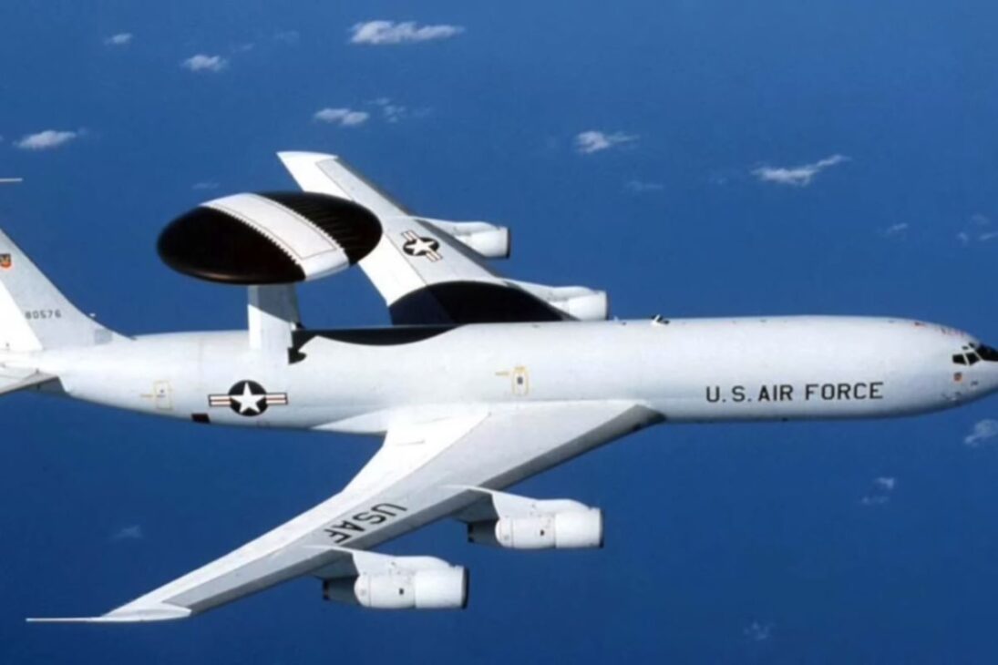 avión más importante de la Fuerza Aérea de EE. UU. vuelve a Oriente Medio en la crisis con Irán y expone flota reducida de EE. UU.