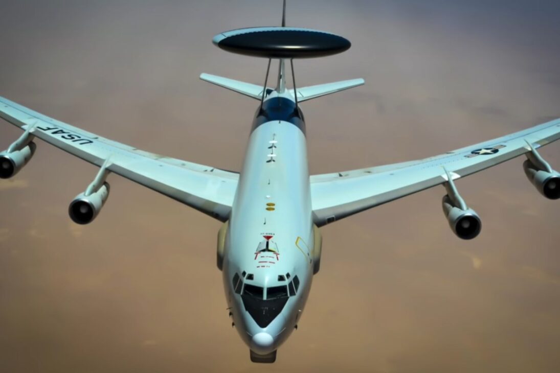 avión más importante de la Fuerza Aérea de EE. UU. vuelve a Oriente Medio en la crisis con Irán y expone flota reducida de EE. UU.