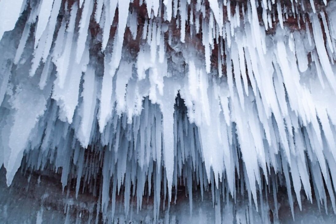 En Wisconsin, el espectáculo más raro del invierno en el Lago Superior abre cavernas de hielo en las Apostle Islands; entiende el acceso, el costo y por qué el viento y las olas pueden cerrar la ruta rápidamente.