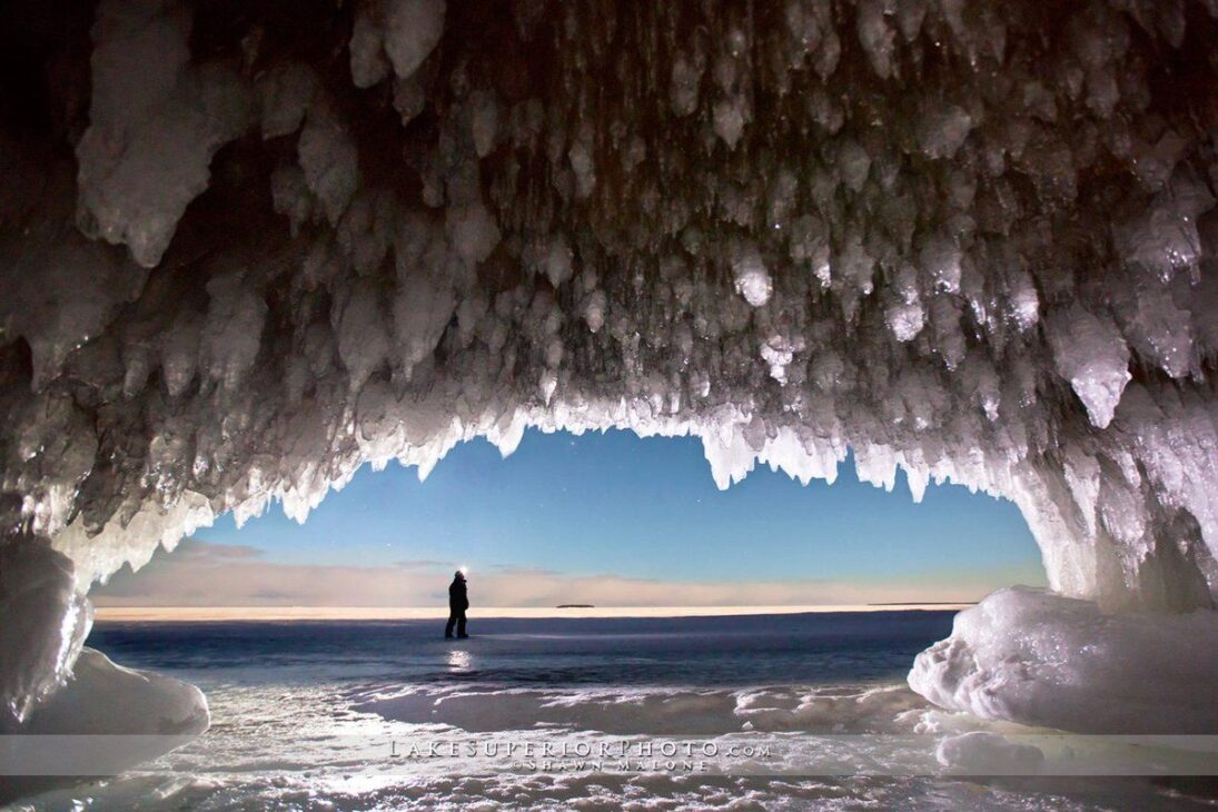 En Wisconsin, el espectáculo más raro del invierno en el Lago Superior abre cavernas de hielo en las Apostle Islands; entiende el acceso, el costo y por qué el viento y las olas pueden cerrar la ruta rápidamente.