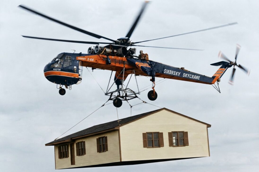 El helicóptero Sikorsky S-64 Skycrane nació en la Guerra Fría, impresiona a ingenieros hasta hoy por la potencia extrema y sigue siendo utilizado en operaciones civiles y militares que requieren levantar cargas tan pesadas como pequeñas construcciones.