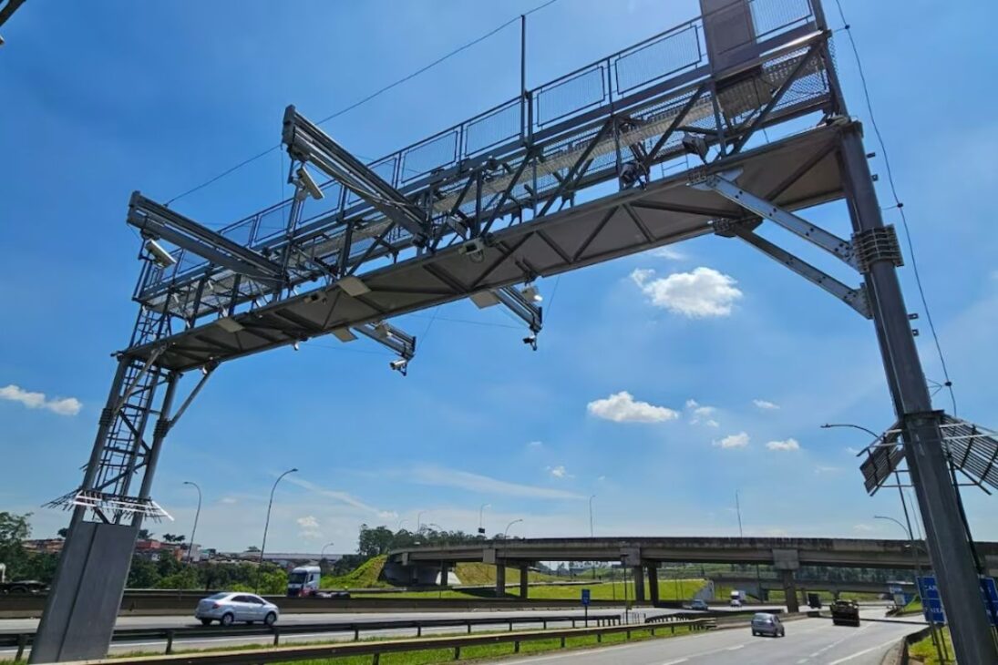 nuevo peaje en Free Flow utiliza OCR y etiqueta para cobrar sin cabina, pero exige atención al plazo de 30 días, porque la multa grave de R$ 195,23 puede llegar antes y la deuda sigue pendiente en el sistema.