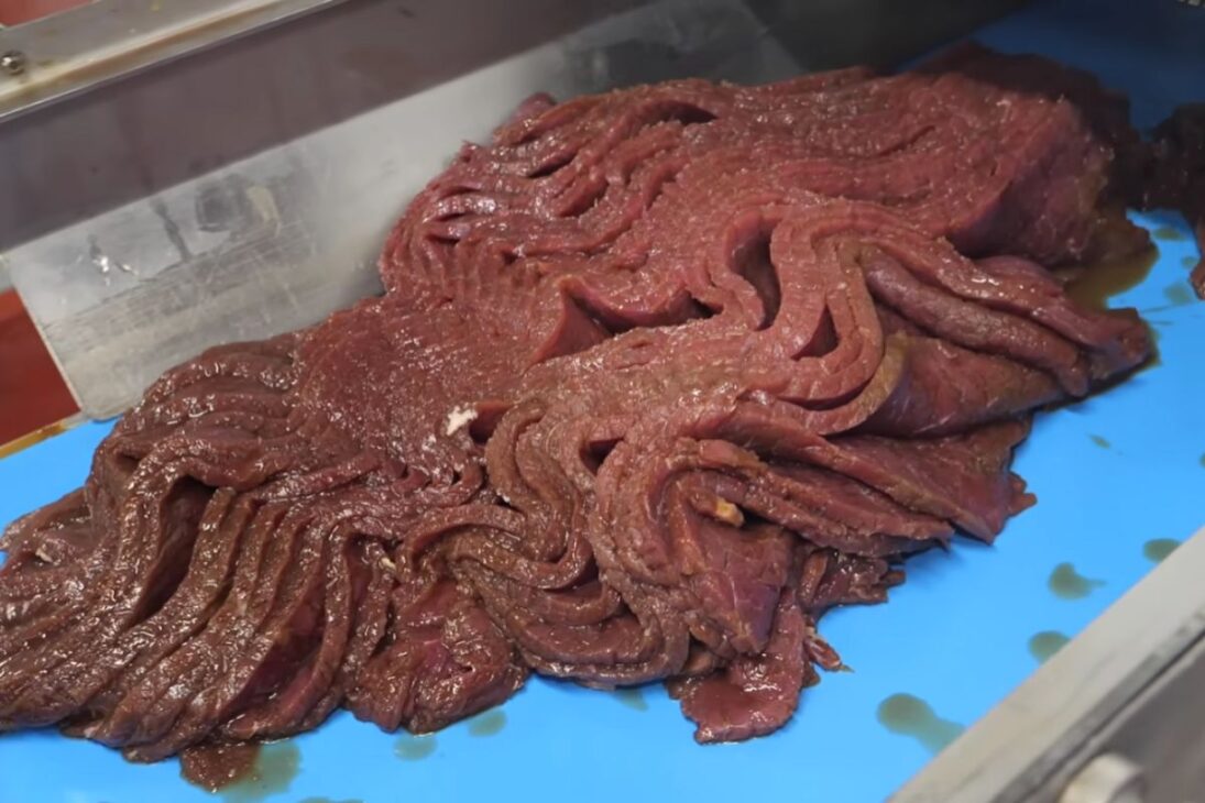 fábrica coreana en Incheon produce carne seca a escala y explica por qué la marinada, el secado y el detector de metales entran en el control del proceso antes del embalaje final.