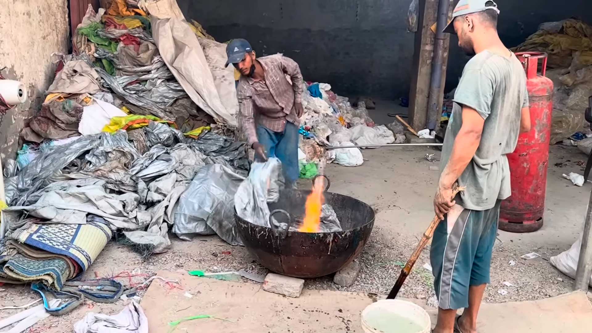 O que acontece dentro da fábrica que transforma toneladas de embalagens de farinha em cadeiras de plástico com processo de derretimento por maçarico, trituração, lavagem, extrusão e injeção