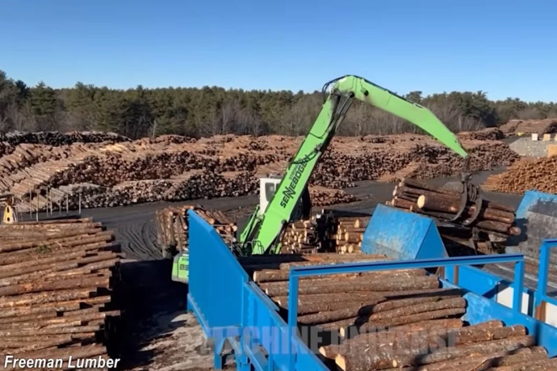 Serrería en escala industrial mostrando cómo troncos se convierten en madera con apoyo de IA, pasando por escáneres, hornos y clasificación, mientras paneles y otros derivados absorben residuos y mantienen rastreabilidad del patio hasta el envío final.