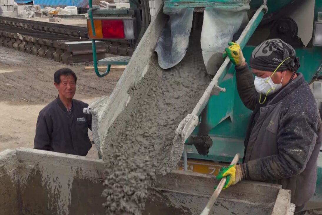 Producción de concreto a granel en fábrica: cómo molde, aceite, curado y separación determinan densidad, resistencia y acabado de bloques gigantes, y por qué el detalle invisible después del vaciado define el resultado final.