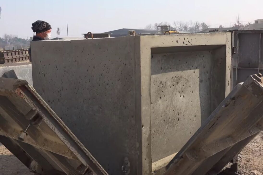 Producción de concreto a granel en fábrica: cómo molde, aceite, curado y separación determinan densidad, resistencia y acabado de bloques gigantes, y por qué el detalle invisible después del vaciado define el resultado final.