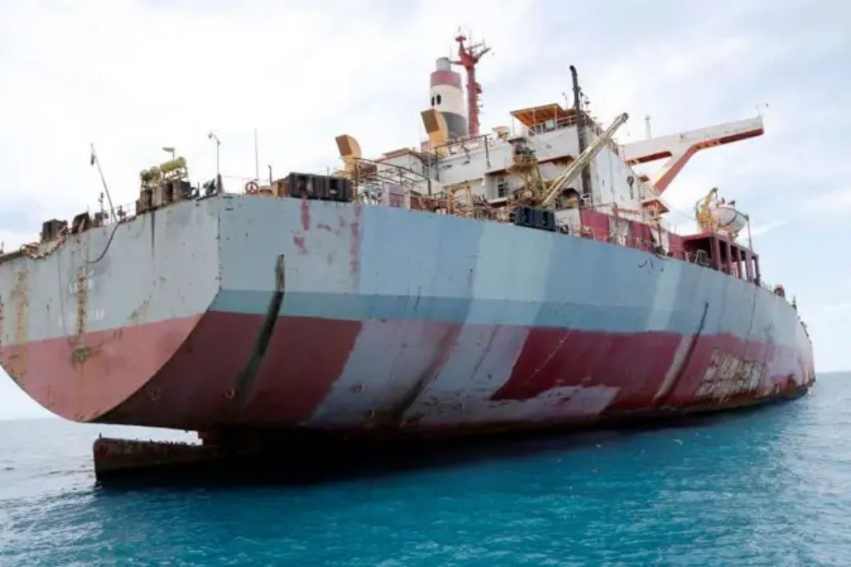 Navios abandonados revelam como petróleo, sanções, repatriação e armador ausente ampliam risco humano e travam a logística marítima. fonte: BBC