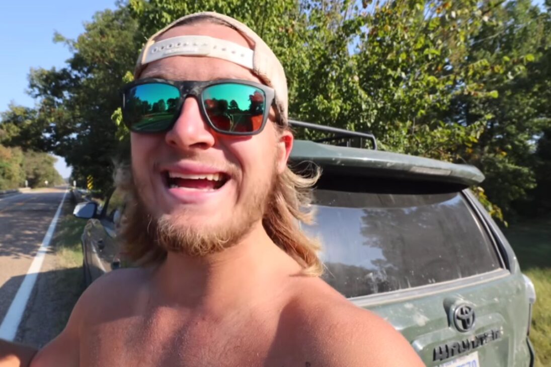 pescador usa ímã em rio sob ponte, encontra rifle e sucata pesada, e o caso expõe descarte, risco e dúvidas sobre como armas foram parar na água.