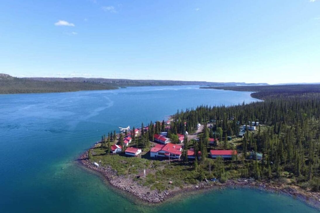 En el río más caudaloso de Canadá, el Gran Lago de los Esclavos alimenta el Ártico; el permafrost y la logística estacional ayudan a entender por qué los proyectos de energía y transporte se estancan en el norte.