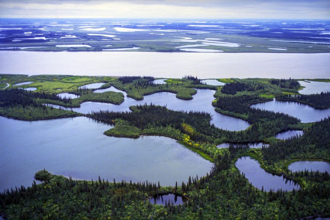 En el río más caudaloso de Canadá, el Gran Lago de los Esclavos alimenta el Ártico; el permafrost y la logística estacional ayudan a entender por qué los proyectos de energía y transporte se estancan en el norte.