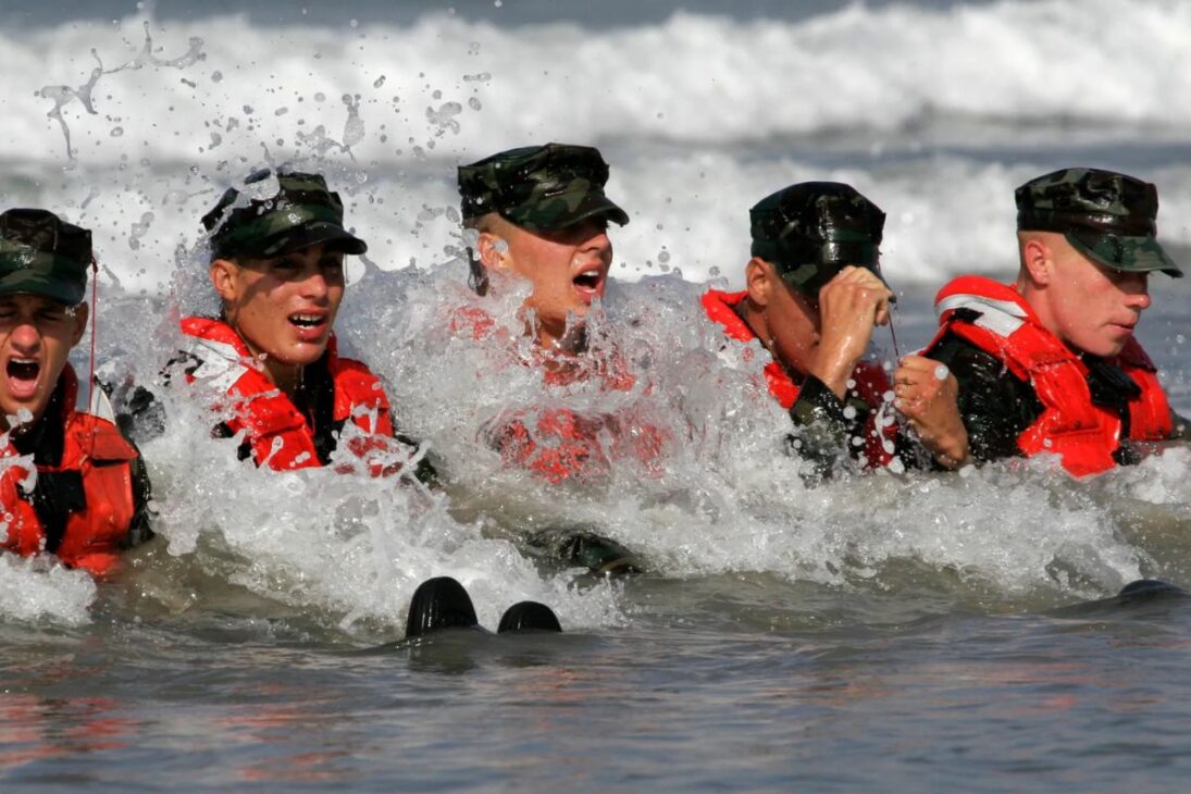 Navy SEAL en foco: la selección que usa agua helada, piscina y amarras para probar el control bajo presión y explicar por qué tantos desisten antes del final del ciclo.