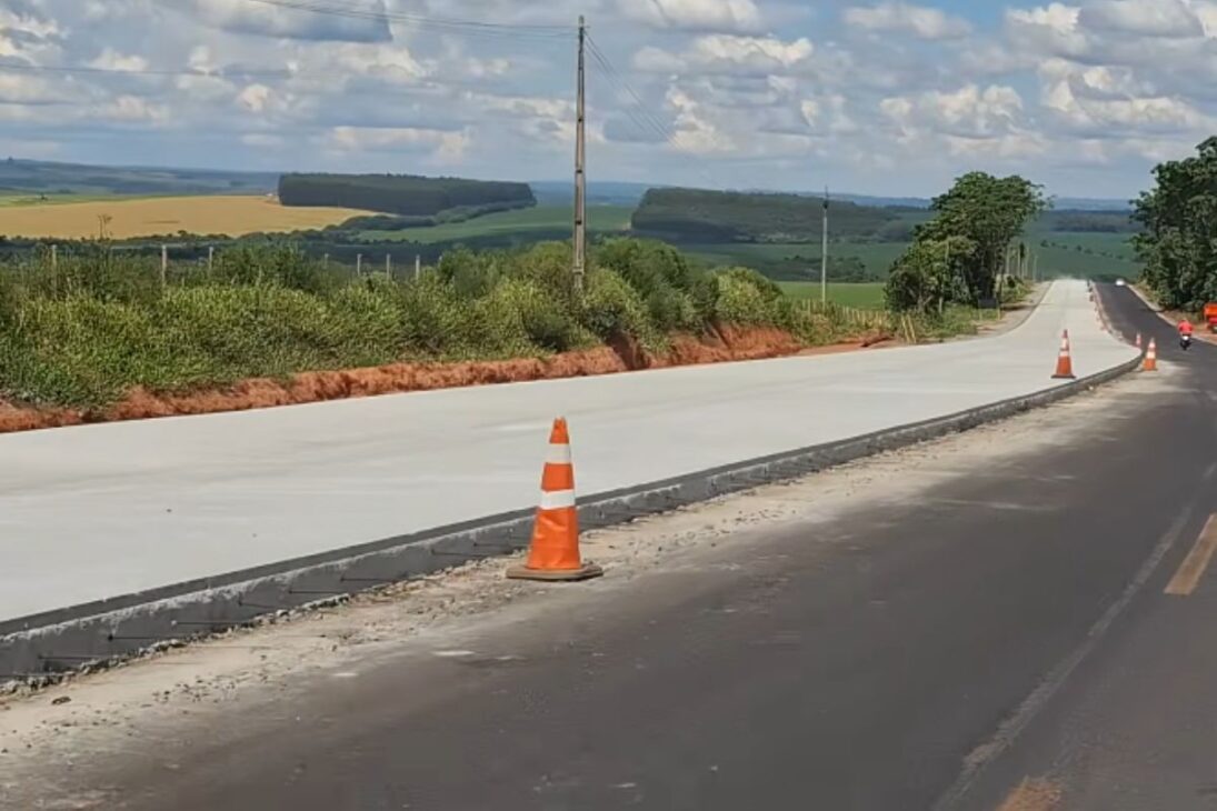 Obra en la PR-151 crea corredor de concreto con pavimento rígido y terceras franjas entre Ponta Grossa y Palmeira, aumentando seguridad y fluidez.