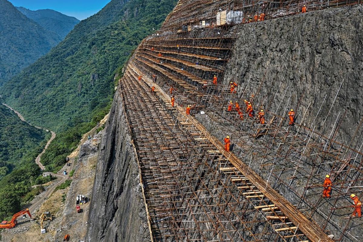 Barragem de Rogun no Tadjiquistão avança no rio Vakhsh, fortalece segurança energética e amplia reservatório estratégico para o futuro do país.