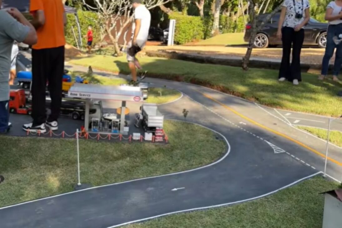 Pista profesional de camiones en carretera en miniatura en escala 1:14 reúne camiones en miniatura y fortalece el hobby de camiones.