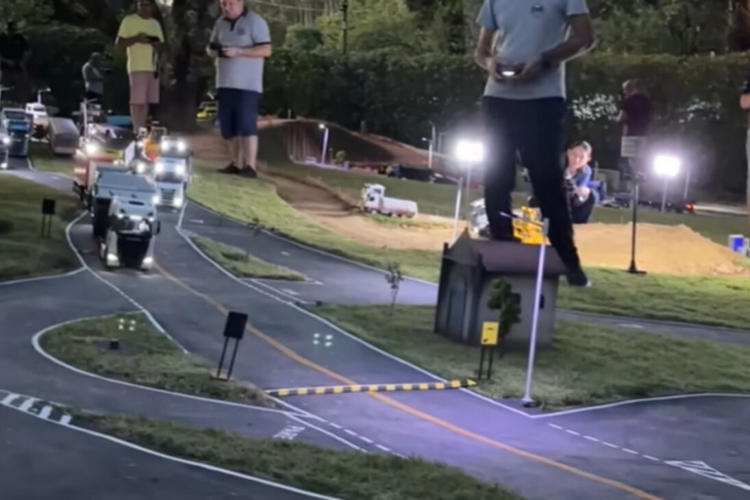 Pista profesional de camiones en carretera en miniatura en escala 1:14 reúne camiones en miniatura y fortalece el hobby de camiones.