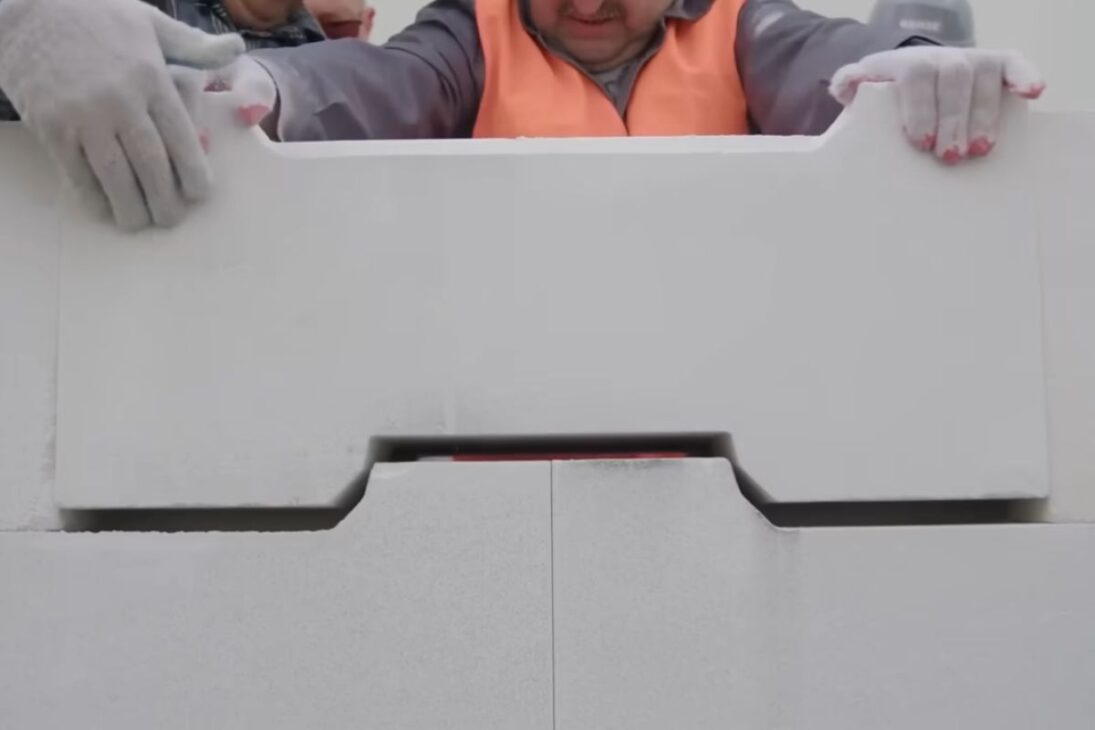 bloques de perlita con clic prometen aislamiento térmico y pared en 24 horas en Europa, pero el costo en euros y la materia prima dificultan la viabilidad en Brasil.