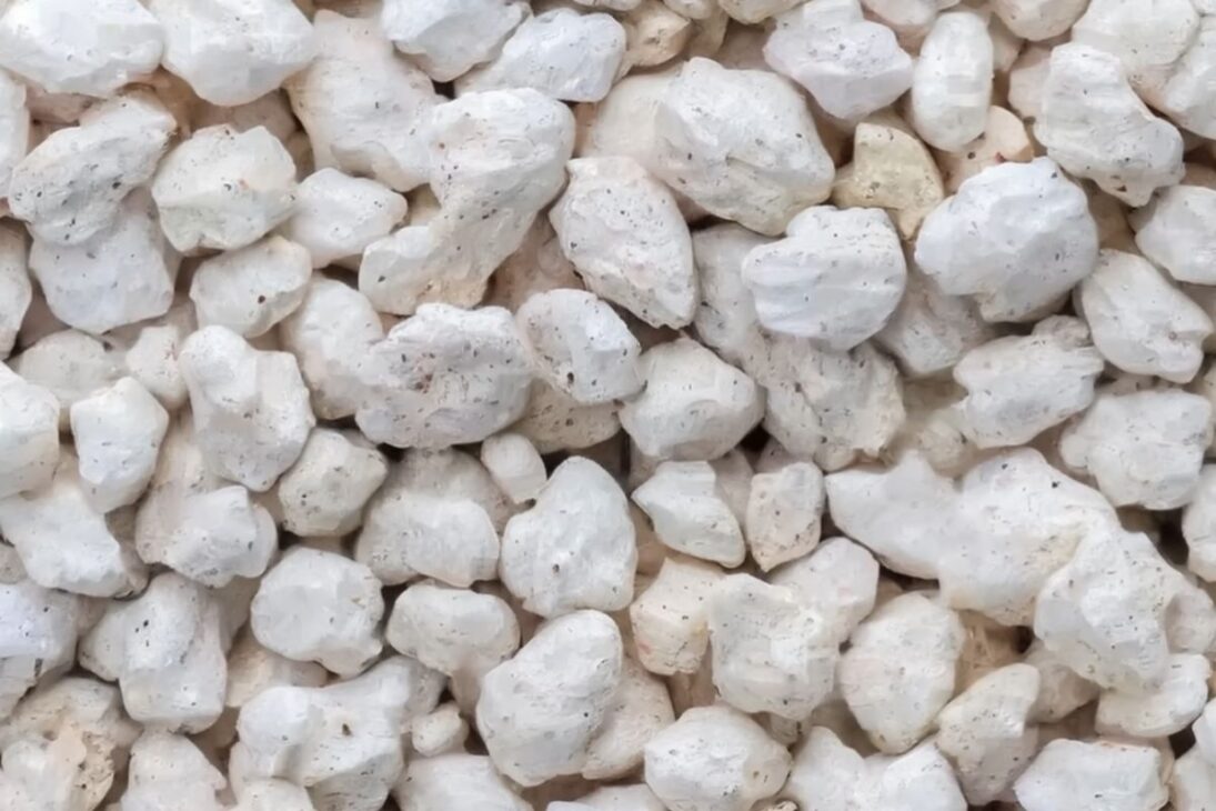 bloques de perlita con clic prometen aislamiento térmico y pared en 24 horas en Europa, pero el costo en euros y la materia prima dificultan la viabilidad en Brasil.