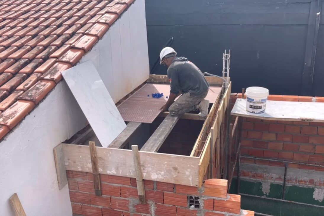 La cerámica en el techo gana una losa firme con argamassa, anclaje y concreto bien aplicados para evitar moho, hongos y desprendimiento.