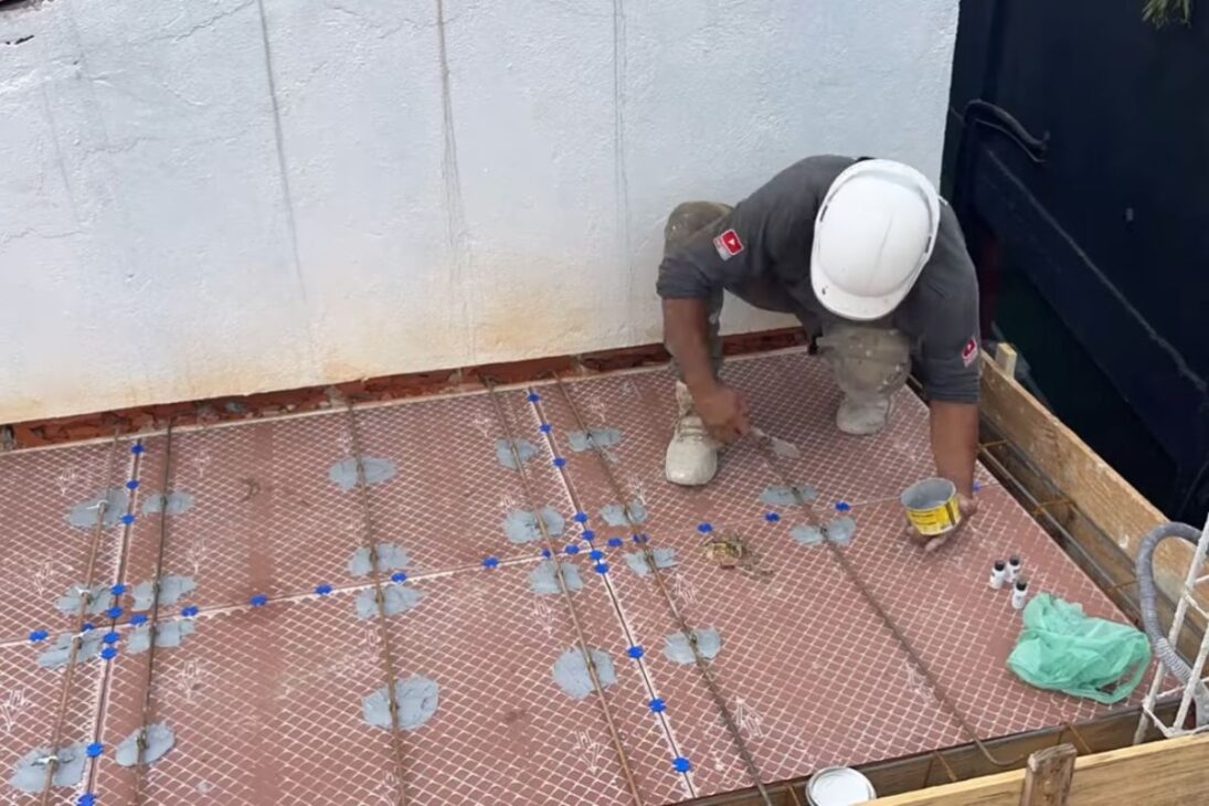 La cerámica en el techo gana una losa firme con argamassa, anclaje y concreto bien aplicados para evitar moho, hongos y desprendimiento.