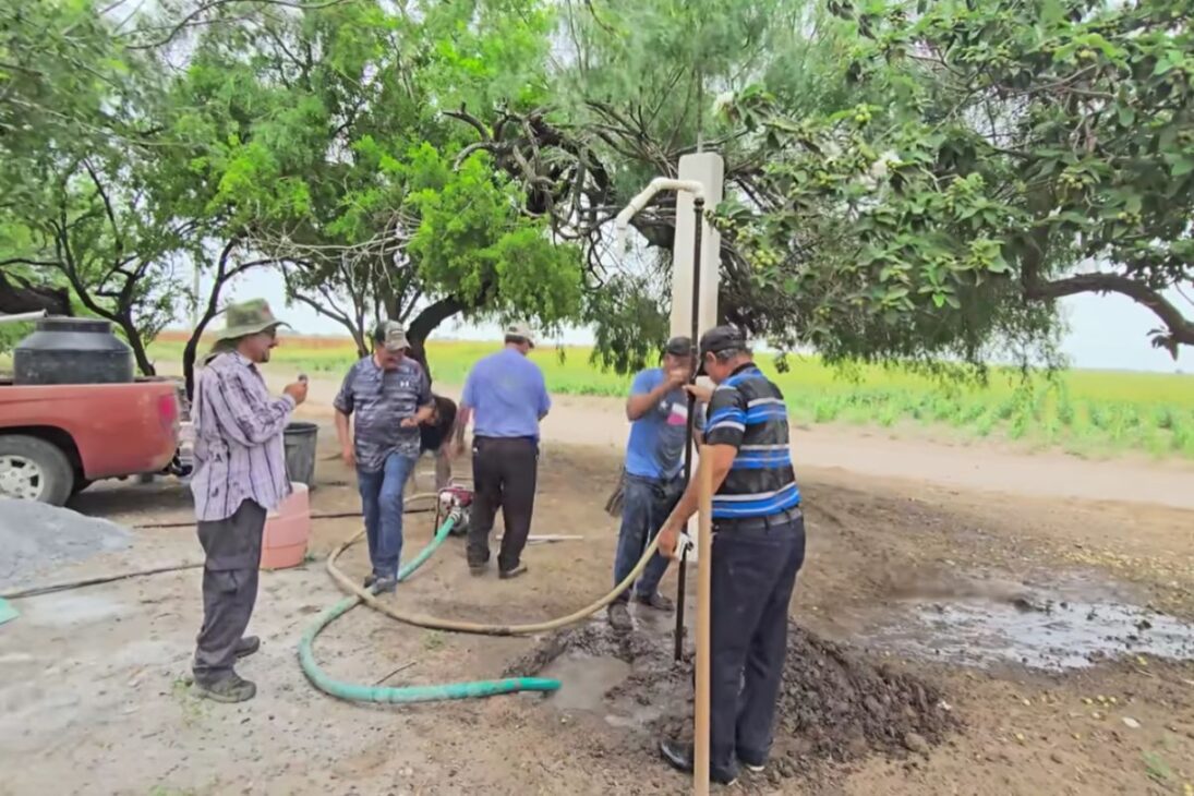 La Perforación Manual De Pozo Artesiano En Tamaulipas Muestra, En Valle Hermoso, Cómo Agua Subterránea Puede Ser Accedida En 30 Minutos Sin Máquinas, Con Tubos, Bomba Y Filtro, Destacando Riesgos, Límites De Profundidad Y Uso Rural.