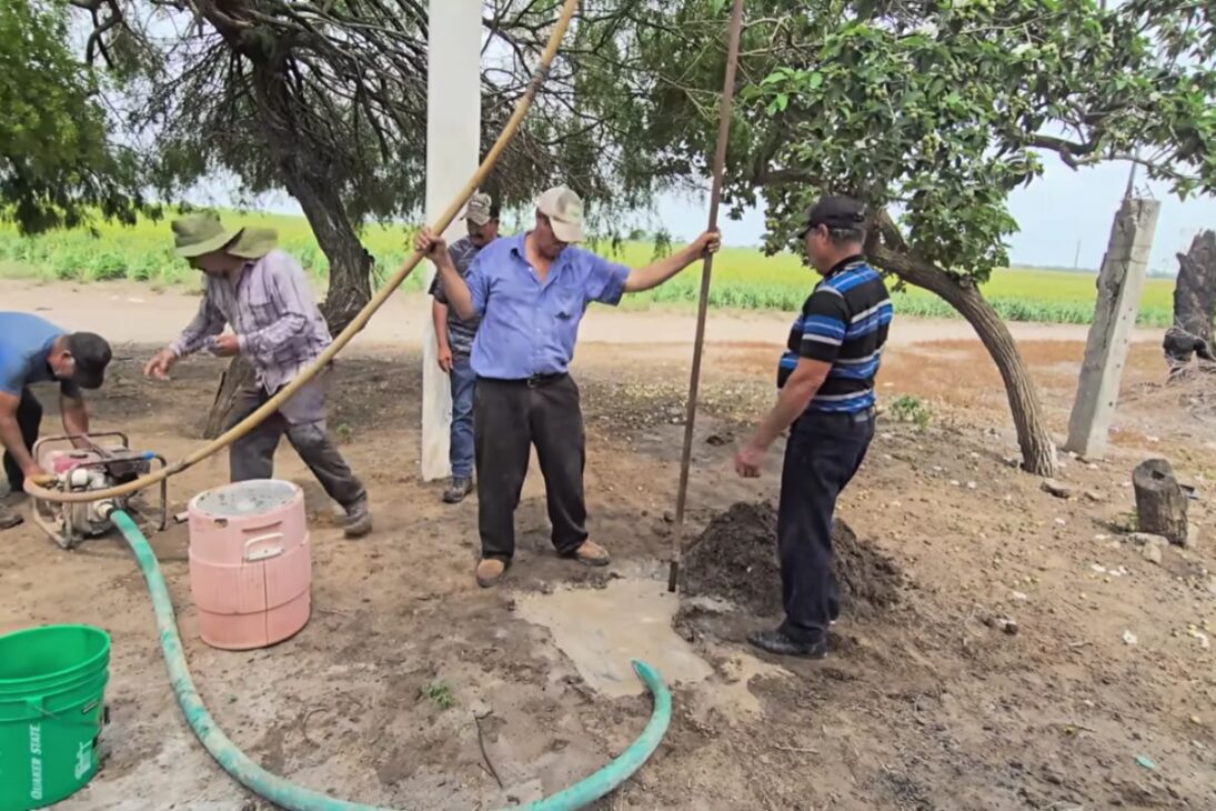 La Perforación Manual De Pozo Artesiano En Tamaulipas Muestra, En Valle Hermoso, Cómo Agua Subterránea Puede Ser Accedida En 30 Minutos Sin Máquinas, Con Tubos, Bomba Y Filtro, Destacando Riesgos, Límites De Profundidad Y Uso Rural.