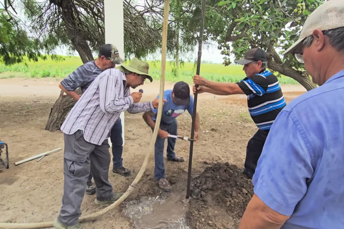 perfuração manual de poço artesiano em Tamaulipas mostra, em Valle Hermoso, como água subterrânea pode ser acessada em 30 minutos sem máquinas, com tubos, bomba e filtro, destacando riscos, limites de profundidade e uso rural.