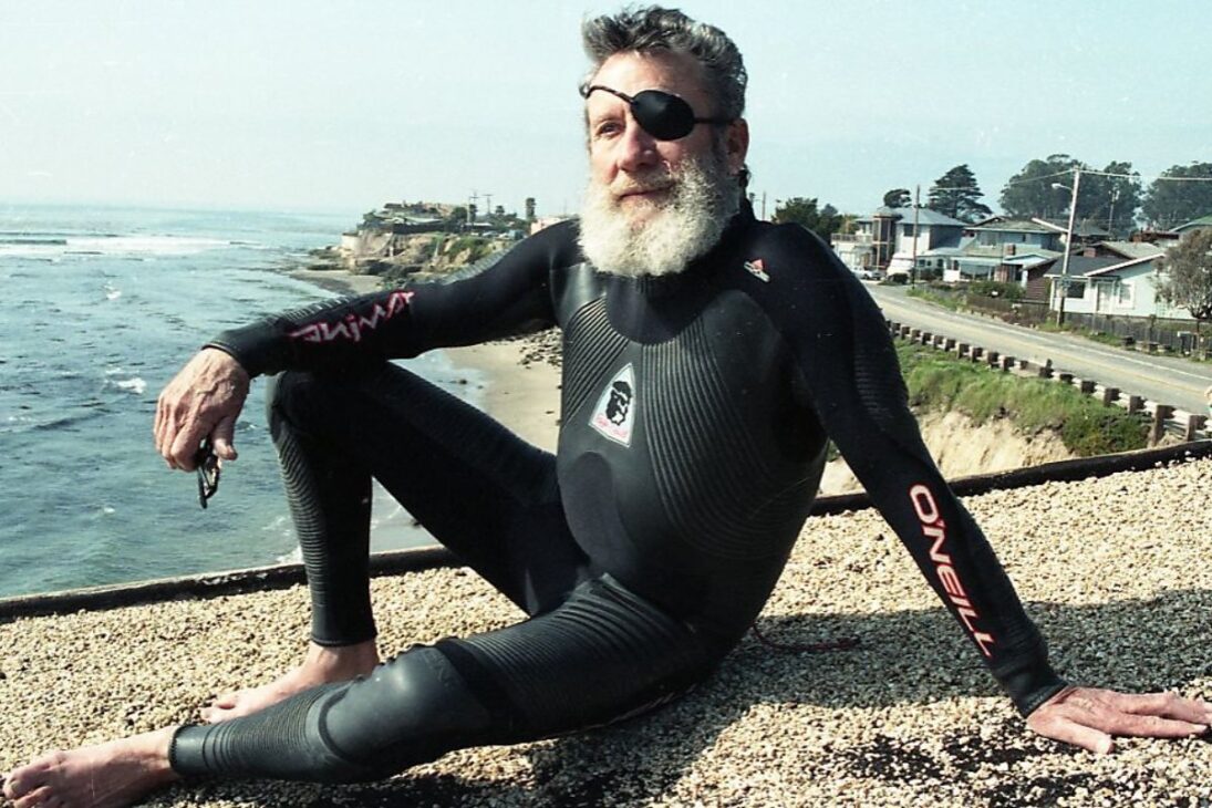 El surfista Jack O’Neill creó la surf shop que llevó el neopreno al centro del surf y cambió la industria en las aguas frías de California.
