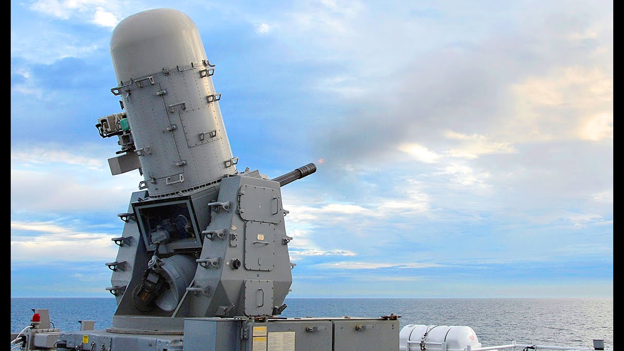 Phalanx CIWS que dispara 75 balas por segundo ao detectar mísseis a 5 km de distância, reage automaticamente em 2 segundos sem intervenção humana
