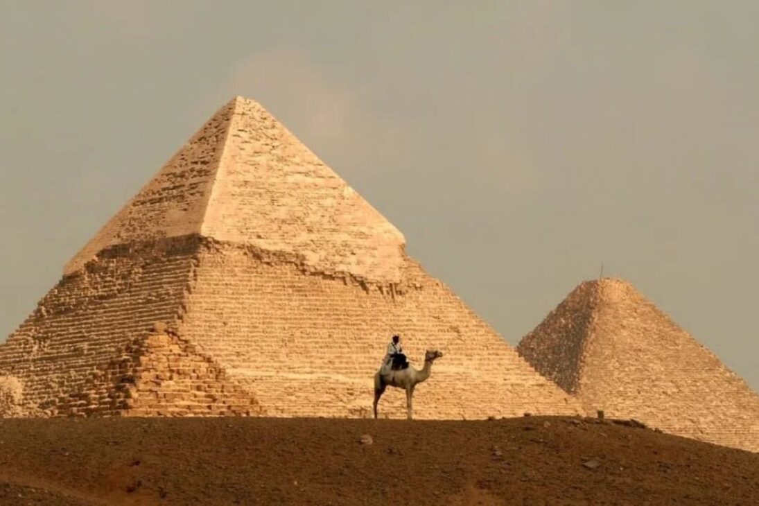 La Pirámide de Egipto en Debate: Estudio Usa Erosión en la Gran Pirámide de Guiza, Mientras que la Arqueología Tradicional Sustenta Carbono-14, Excavaciones y Registros para Defender la Cronología en Torno de 2.600 a.C.