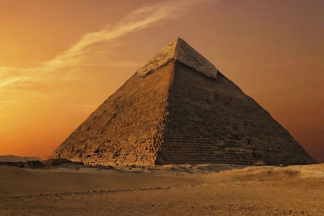 La Pirámide de Egipto en Debate: Estudio Usa Erosión en la Gran Pirámide de Guiza, Mientras que la Arqueología Tradicional Sustenta Carbono-14, Excavaciones y Registros para Defender la Cronología en Torno de 2.600 a.C.