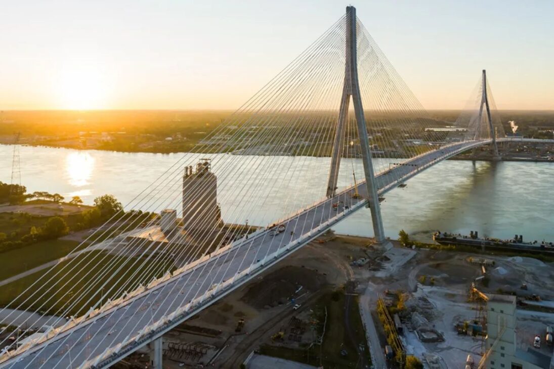 puente entre Detroit y Windsor puede tener inauguración bloqueada tras Trump exigir la mitad de la propiedad, incluso con financiación de Canadá, elevando la tensión entre Estados Unidos y Ottawa y abriendo riesgos logísticos, comerciales y diplomáticos en 2026.